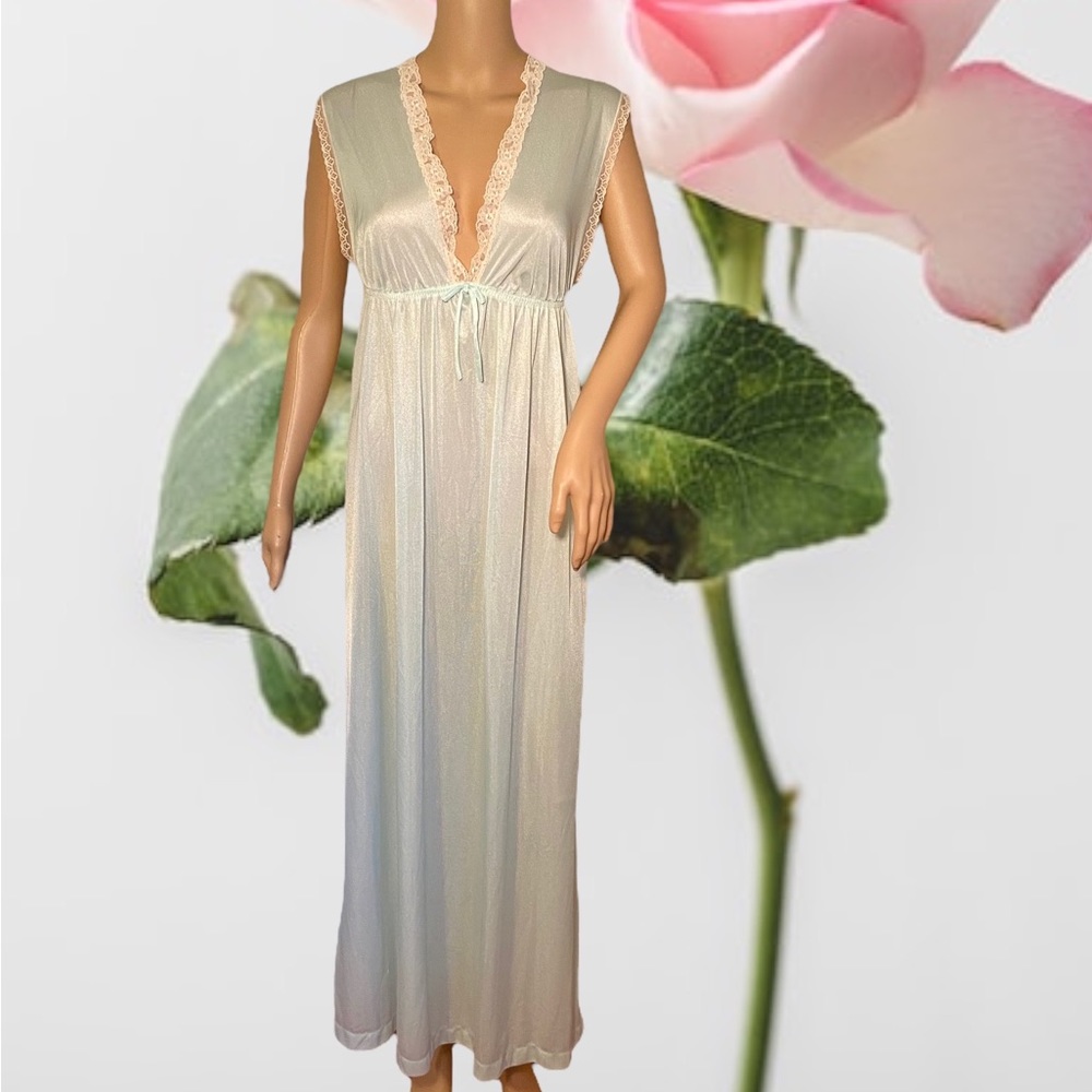 Vinatge Nightgown by Heiress in Mint Green 100% Nylon with lace detail
